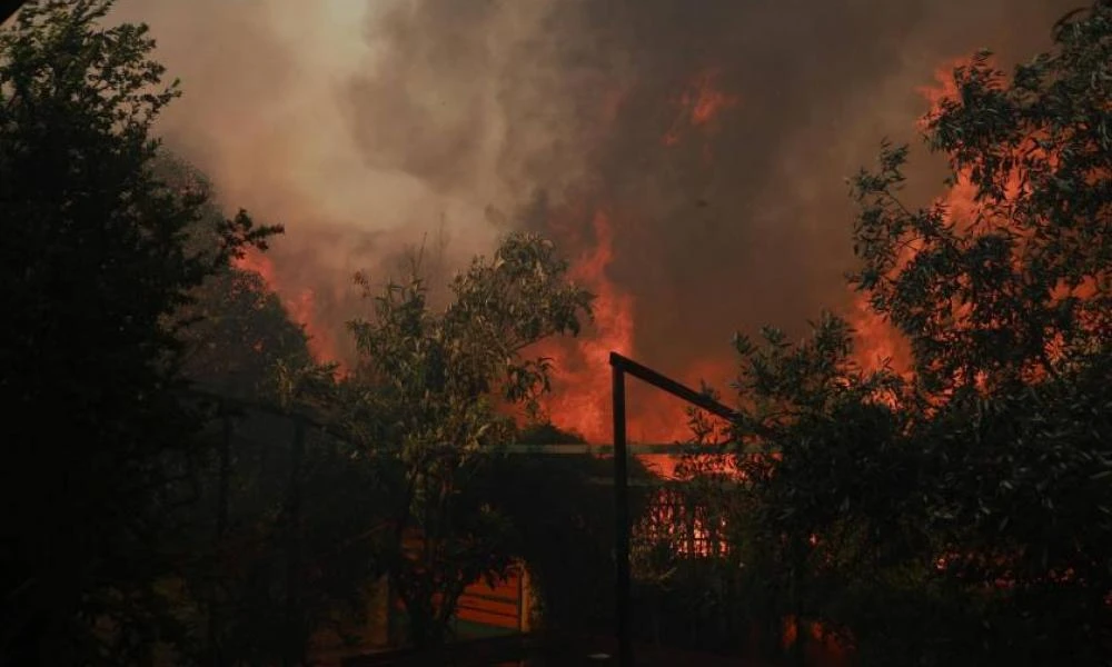 Φωτιά ξέσπασε στην Κερατέα μέσα σε δασική έκταση κοντά σε οικισμούς